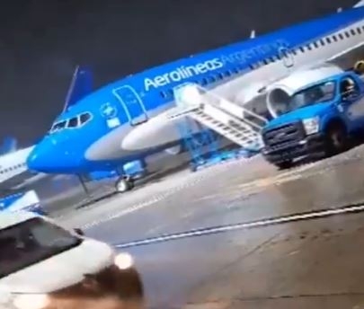 Tempestade na Argentina mata 13 em ginásio e arrasta até avião em aeroporto