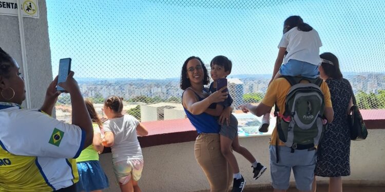 As crianças, acompanhadas pelos pais, subiram até o mirante da Torre do Castelo: visão de 360 graus da cidade - Foto: Divulgação
