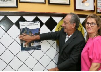 Presidente do Comad, Marilda Martins, e presidente da Câmara, Luiz Rossini:  cartaz da campanha é afixado em parede de bar Foto: Divulgação