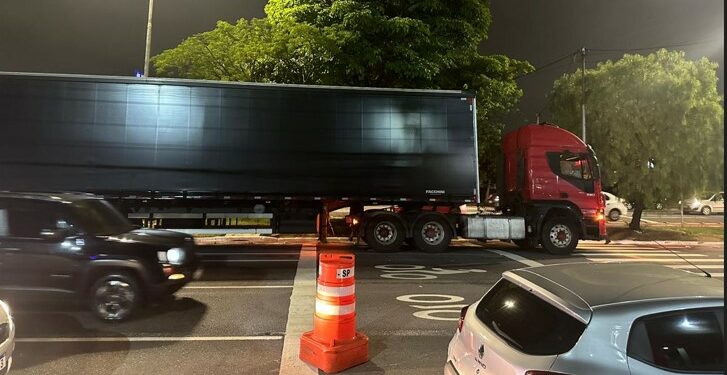 Caminhão transporta carga: envolvidos integrariam um esquema de golpes cujas vítimas são conglomerados industriais Foto: Divulgação