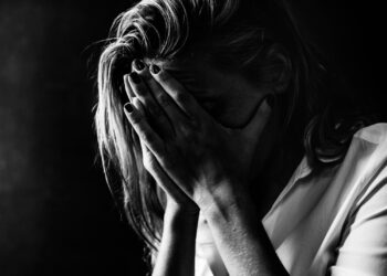 Mulher em crise de depressão: - Foto Freepik/Divulgação