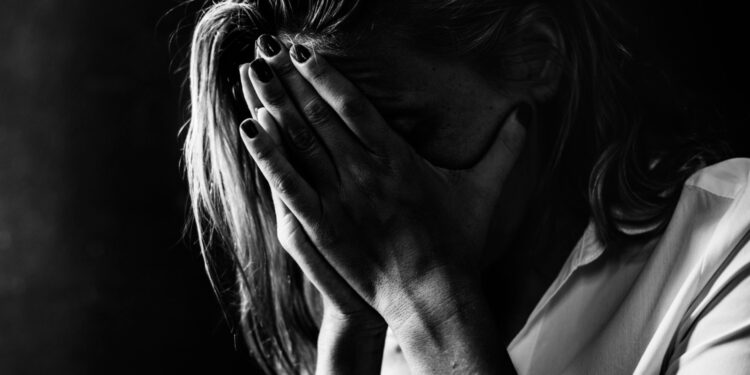 Mulher em crise de depressão: - Foto Freepik/Divulgação