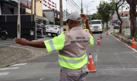 Interdição está sendo realizada para manejo de seringueiras pelas equipes da Secretaria Municipal de Serviços Públicos - Foto: Divulgação