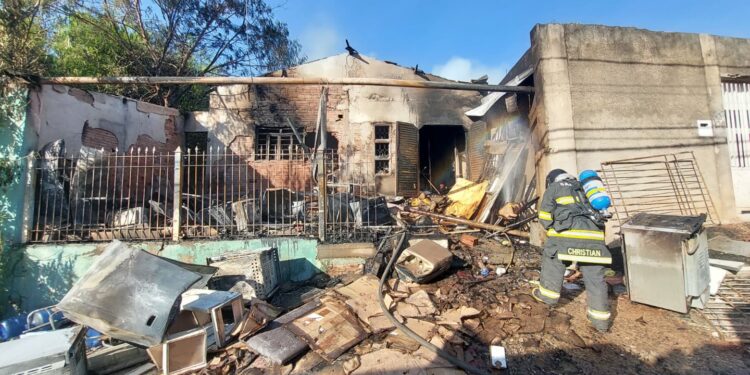 O imóvel localizado na Rua Cônego Pompeu de Camargo ficou destruído Fotos: Leandro Ferreira/Hora Campinas