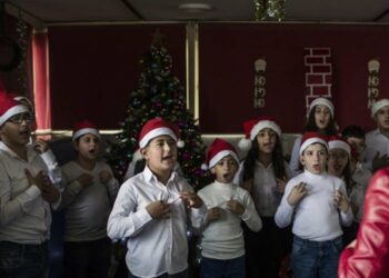 Crianças cantam no coral de Natal do FAID, que recebe jovens libaneses e sírios com deficiências auditivas de diferentes origens religiosas. Acnur/Diego Ibarra Sanchez