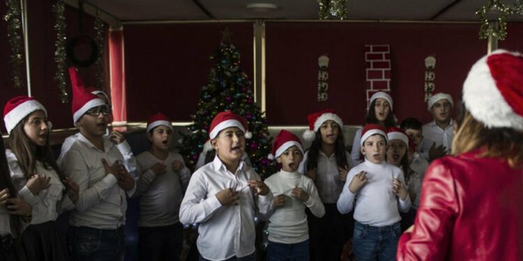 Crianças cantam no coral de Natal do FAID, que recebe jovens libaneses e sírios com deficiências auditivas de diferentes origens religiosas. Acnur/Diego Ibarra Sanchez