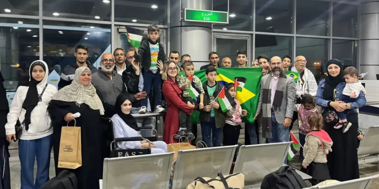 Formado por 14 crianças, 11 mulheres e cinco homens, o grupo chegou à Base Aérea de Brasília às 7h30 deste sábado. Foto: FAB/Divulgaçaõ