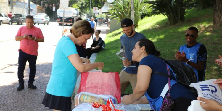 Mulher doa alimentos em ponto de coleta no Paço Municipal: resultado do mutirão foi 418% superior ao arrecadado no ano passado Foto: Divulgação