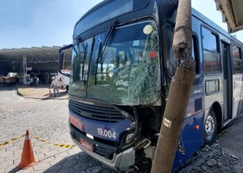 Impacto danificou o ônibus e o poste na Rodoviária de Valinhos Foto: Leandro Ferreira/Hora Campinas