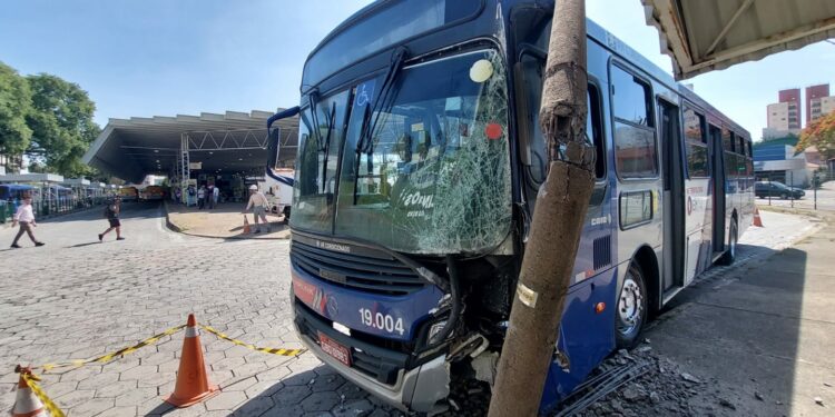Impacto danificou o ônibus e o poste na Rodoviária de Valinhos Foto: Leandro Ferreira/Hora Campinas