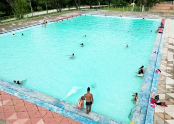 Usuários se refrescam em piscina pública: opção de lazer no calor Foto: Carlos Bassan/PMC