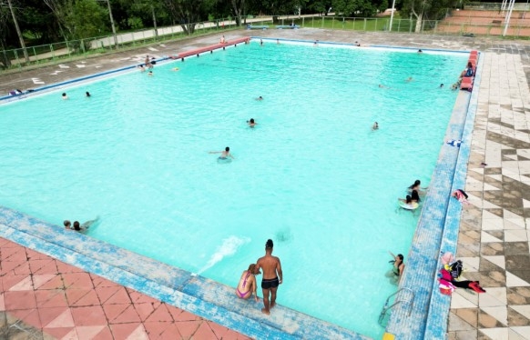 Piscinas públicas são opção de lazer em Campinas no feriado