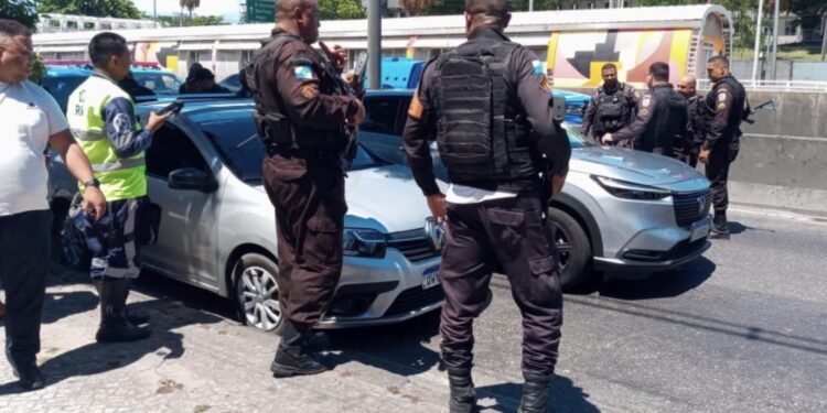 Policiais durante ação em Bonsucesso, no Rio de Janeiro Foto: Reprodução