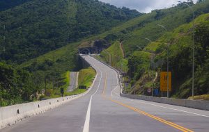 O Contorno Norte tem pista única, com fluxo nos sentidos Caraguatatuba e Ubatuba, além de quatro túneis. Foto: Divulgação