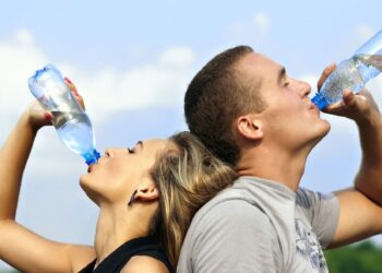 É recomendável a ingestão de dois a três litros de água por dia. Foto: PxHere/Divulgação