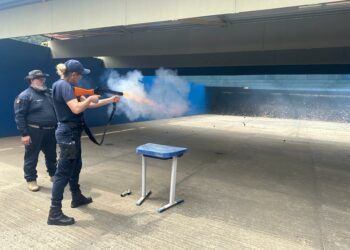 Guardas testaram pistolas de choque, spray de pimenta e de espumas, entre outras armas - Foto: Divulgação/GM