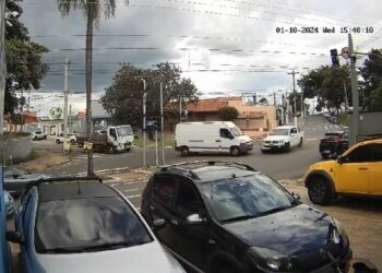 Exato instante da quase colisão entre a Amarok e o furgão na Vila Lemos: irresponsabilidade e embriaguez ao volante - Foto: Reprodução/câmera de segurança