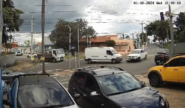 Exato instante da quase colisão entre a Amarok e o furgão na Vila Lemos: irresponsabilidade e embriaguez ao volante - Foto: Reprodução/câmera de segurança