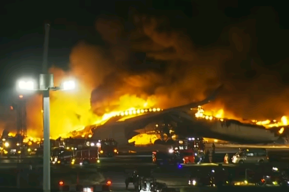 Vídeo da televisão local mostrou uma grande erupção de fogo e fumaça na parte lateral do avião da Japan Airlines - Foto: Reprodução TV