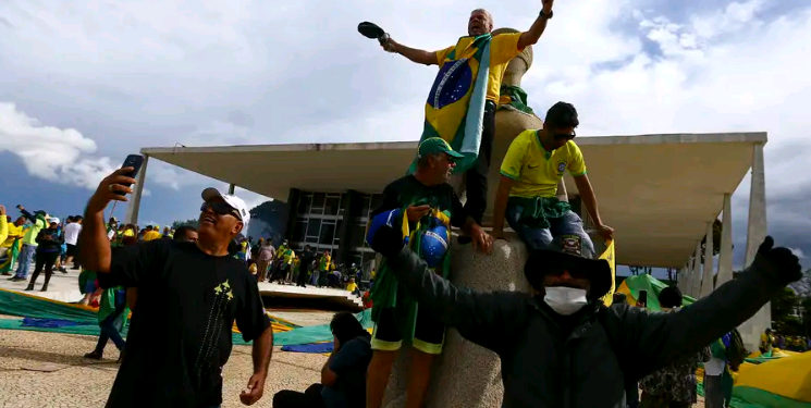 Um ano após tentativa de golpe em Brasília, STF mantém 66 presos