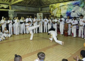 Aulas de capoeira estão entre as atividades oferecidas pelo poder público da cidade de forma gratuita - Foto: Ivair Oliveira/Divulgação