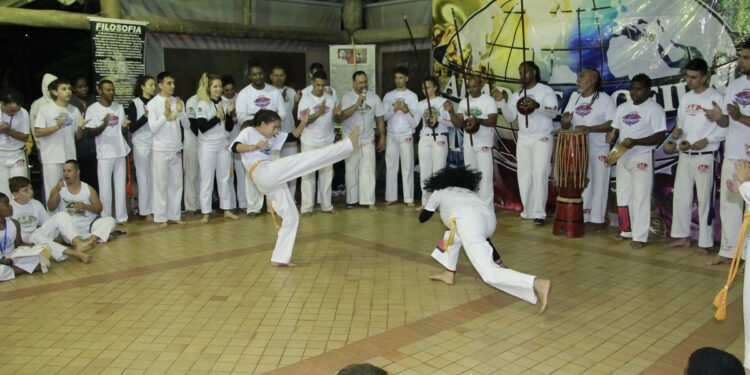 Aulas de capoeira estão entre as atividades oferecidas pelo poder público da cidade de forma gratuita - Foto: Ivair Oliveira/Divulgação