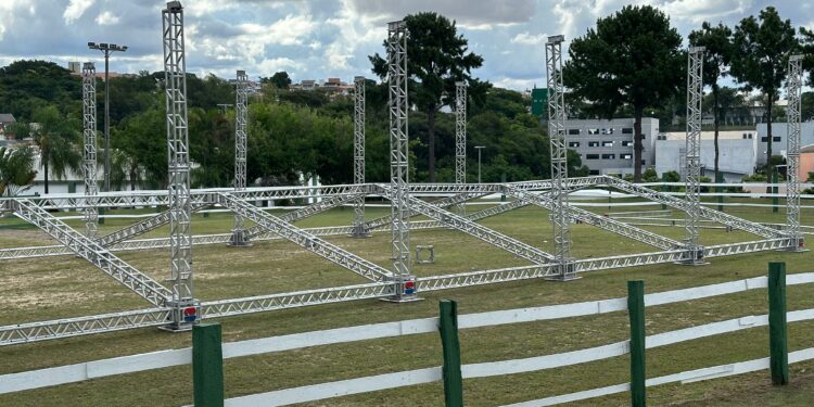 A montagem do espaço para receber a Festa do Figo teve início na quarta (3). Fotos: Divulgação