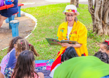 Voluntários usam a contação de histórias como ferramenta de apoio emocional para crianças-pacientes hospitalares e seus familiares. Foto: Edis Cruz/Divulgação