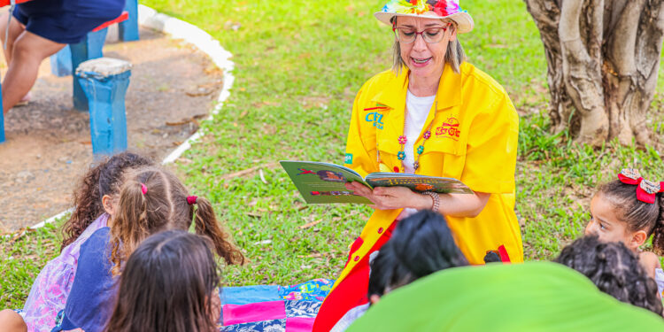 Voluntários usam a contação de histórias como ferramenta de apoio emocional para crianças-pacientes hospitalares e seus familiares. Foto: Edis Cruz/Divulgação