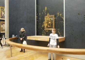 A obra de Leonardo Da Vinco é protegida por um vidro blindado. Foto: Reprodução