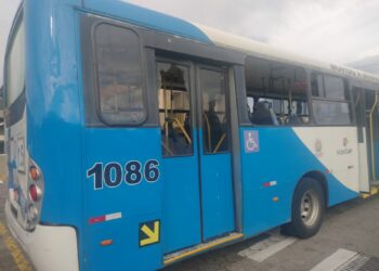 Vândalos depredaram dois ônibus pela manhã, na Rodovia Santos Dumont. Fotos: Divulgação