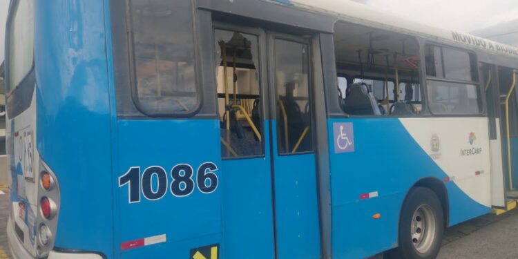 Vândalos depredaram dois ônibus pela manhã, na Rodovia Santos Dumont. Fotos: Divulgação