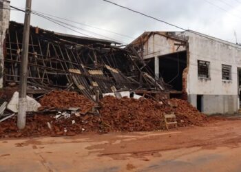 Parede e parte do telhado de um barracão da rua Duque de Caxias desabou com a força da tempestade. Fotos: Prefeitura de Pedreira/Divulgação