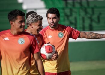 Bruno Mendes (à direita) entrou como titular na última partida e deu mais agressividade ao time Foto: Raphael Silvestre/Guarani FC