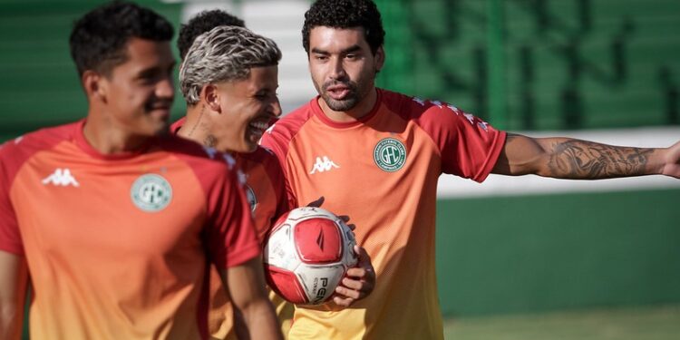 Bruno Mendes (à direita) entrou como titular na última partida e deu mais agressividade ao time Foto: Raphael Silvestre/Guarani FC