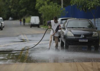 Colaborador reforça equipe de limpeza em Campinas após chuva forte que deixou sujeira e terra nas ruas: trégua no calor - Foto: Leandro Ferreira/Hora Campinas