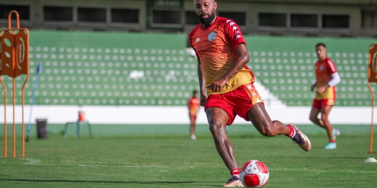 Apesar de estar em processo de recuperação física, Chay pode fazer sua estreia - Fotos: Raphael Silvestre/Guarani FC