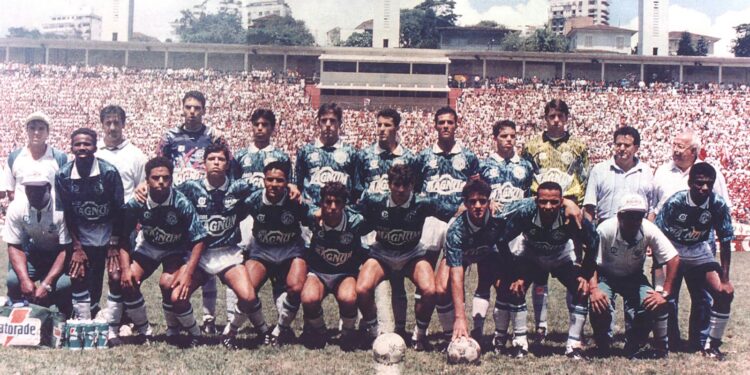 O time do Guarani, que conquistou a Copinha em 1994, tinha nomes como Luizão, Betinho e Alberto Valentim. Foto: Acervo/Roberto Constantino