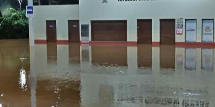 Terminal rodoviário de Socorro submerso: município foi castigado pelas chuvas. Foto: Reprodução