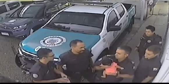 Guardas de Holambra salvam bebê de engasgamento