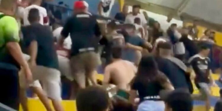 Briga causou desespero  nas arquibancadas do ginásio do Azulão Foto: Reprodução
