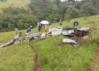 Destroços da aeronave em uma área rural de Itapeva (Minas). Foto: reprodução/Redes Sociais