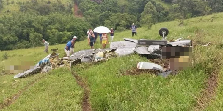 Destroços da aeronave em uma área rural de Itapeva (Minas). Foto: reprodução/Redes Sociais
