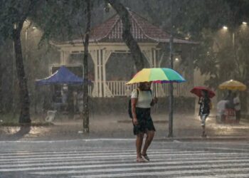 Mulher encara chuva forte no Centro de São Paulo: previsão de mais temporais e transtornos na Capital - Foto: Paulo Pinto/Agência Brasil