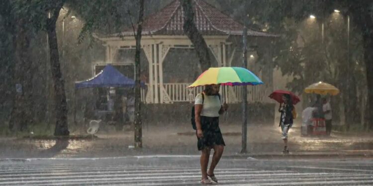 Mulher encara chuva forte no Centro de São Paulo: previsão de mais temporais e transtornos na Capital - Foto: Paulo Pinto/Agência Brasil