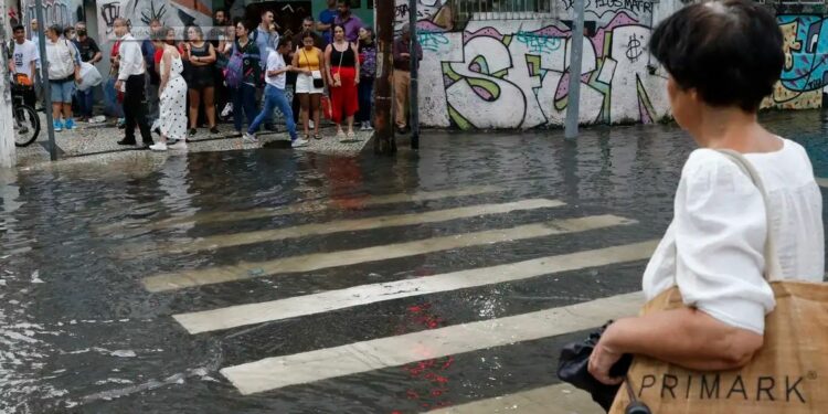 Os bombeiros atenderam a mais de 180 ocorrências relacionadas às chuvas nas últimas 24 horas em todo o estado fluminense, incluindo salvamento de pessoas - Foto: Fernando Frazão/Agência Brasil