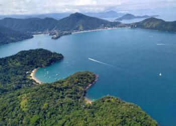 Ilha Anchieta: são sete praias e quatro trilhas que mesclam a exuberância da Mata Atlântica, costões rochosos e uma rica fauna silvestre - Foto: Divulgação
