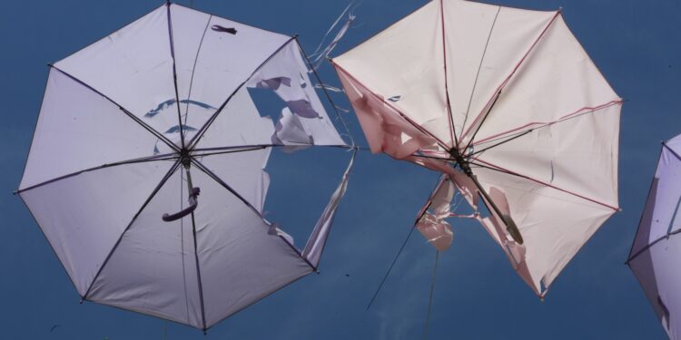 Emdec conta com o estoque remanescente de 1,2 mil guarda-chuvas coloridos para as reposições. Foto: Leandro Ferreira/Hora Campinas