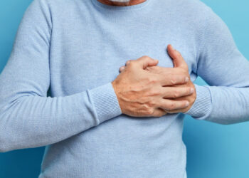 Homem põe a mão no peito com dor sugestiva de ataque cardíaco - Foto: Freepik/Divulgação