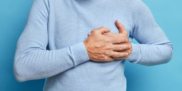 Homem põe a mão no peito com dor sugestiva de ataque cardíaco - Foto: Freepik/Divulgação